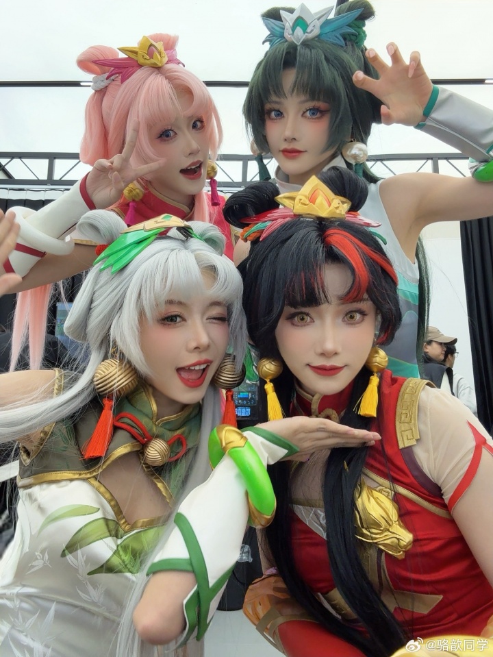 主持骆歆更博晒拉克丝新皮肤Cos照：和我的三个臻彩 组成豪华臻彩礼包！！！